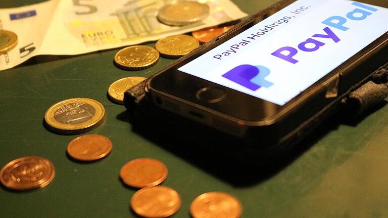 Für die Überweisung auch kleinerer Summen haben sich Online-Bezahldienste entwickelt, die mit Smartphone-Apps funktionieren. Marktführer ist der US-Konzern PayPal, die deutschen Raiffeisenbanken und Sparkassen halten mit Kwitt dagegen.