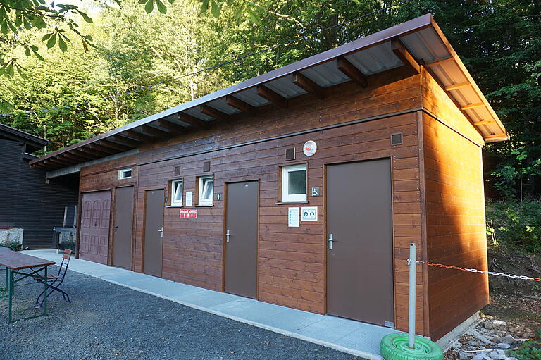 Eine neue Toilettenanlage mit Nebenräumen wurde am Rothsee errichtet. Die Kosten teilten sich der Landkreis Rhön-Grabfeld, die Stadt Bischofsheim und der Angelsportverein Bischofsheim.