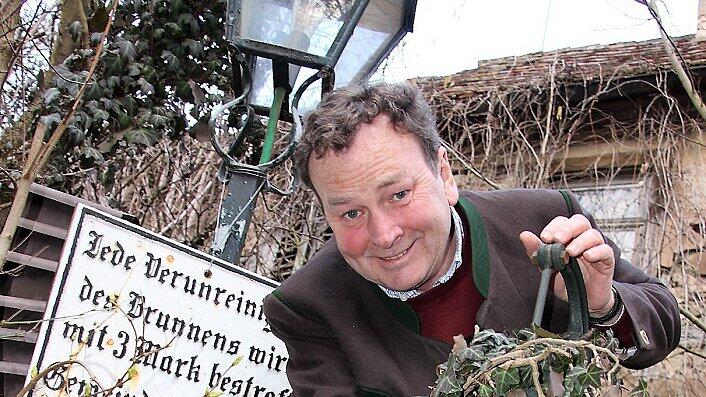 IMG_8406       -  Blubb, schon war er weg: Seit 30 Jahren liegt der &bdquo;unbezahlbare Film&ldquo; vom &bdquo;Der König&ldquo;-Drehtag in Bamberg in der Tiefe des Brunnens neben Karl Graf zu Castell-Rüdenhausens &bdquo;Weinkeller am Schloss&ldquo;.Fotos: DIANA FUCHS