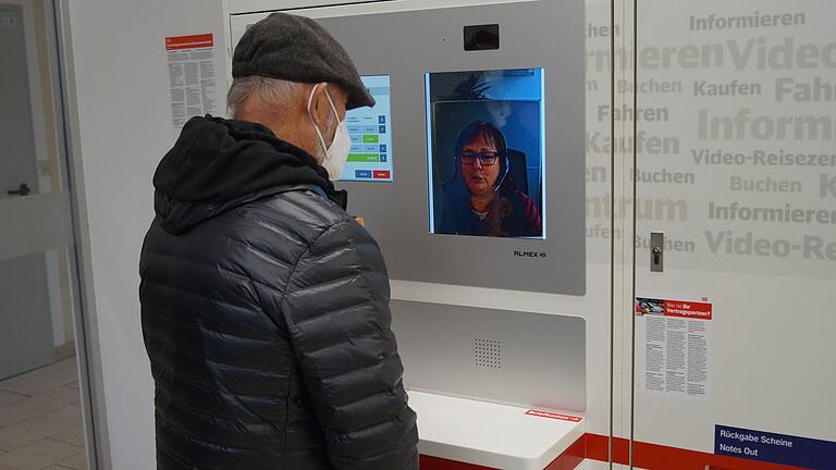Beratung durch eine Bahn-Mitarbeiterin am Bildschirm: Michael Schulz, Behindertenbeauftragter der Stadt Haßfurt, testet das neue Video-Reisezentrum am Bahnhof. Beratung durch eine Bahn-Mitarbeiterin am Bildschirm: Michael Schulz, Behindertenbeauftragter der Stadt Haßfurt, testet das neue Video-Reisezentrum am Bahnhof.