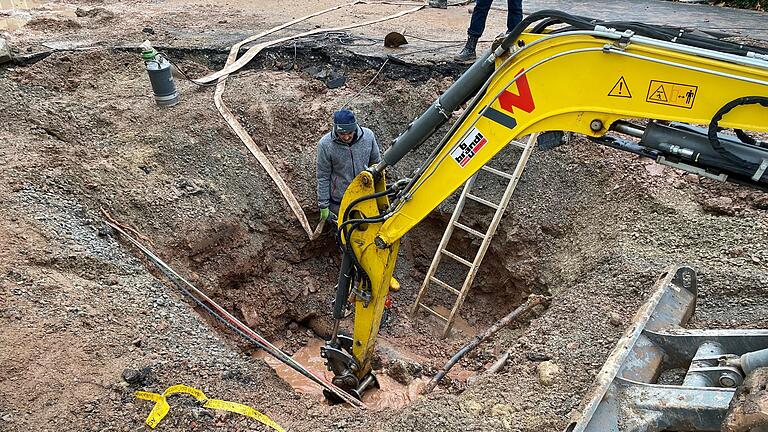 So sahen die Arbeiten am Montagvormittag aus: Die beschädigte Leitung musste freigelegt werden. So sahen die Arbeiten am Montagvormittag aus: Die beschädigte Leitung musste freigelegt werden.