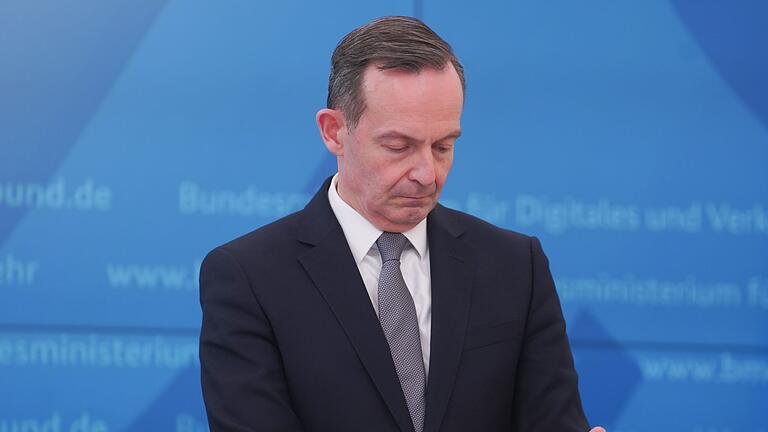 Vorstellung einer Gigabit-Strategie       -  Bundesverkehrsminister Volker Wissing (FDP) blickt bei einer Pressekonferenz im März 2022 auf sein Smartphone.