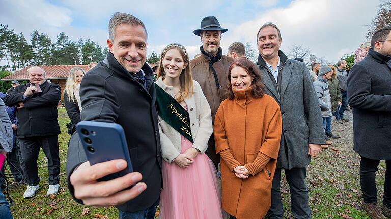 Gruppenselfie in den Mittelsinner Bergen: (von links) MDL Thorsten Schwab, Christbaumkönigin Sina Klug, Markus Söder, Landrätin Sabine Sitter und Mittelsinns Bürgermeister Dirk Schiefer Gruppenselfie in den Mittelsinner Bergen: (von links) MDL Thorsten Schwab, Christbaumkönigin Sina Klug, Markus Söder, Landrätin Sabine Sitter und Mittelsinns Bürgermeister Dirk Schiefer