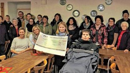 Stolze 7014,34 Euro übergab die Dorfgemeinschaft Uchenhofen bei der Dorfweihnacht an den schwerstbehinderten Jonas. Stolze 7014,34 Euro übergab die Dorfgemeinschaft Uchenhofen bei der Dorfweihnacht an den schwerstbehinderten Jonas.