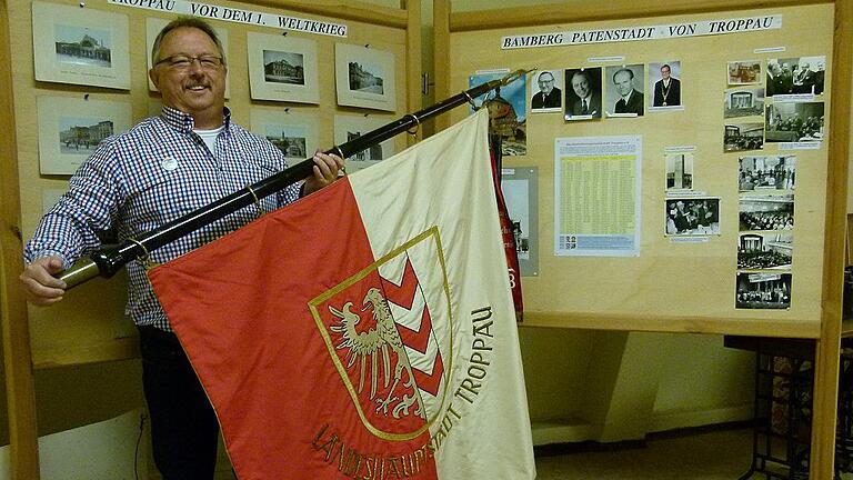 Im Troppau-Zimmer lebt die Erinnerung an die alte Heimat vieler Vertriebener. Dieter Rehmann präsentiert eine Fahne der ehemaligen Landeshauptstadt von Österreichisch-Schlesien.