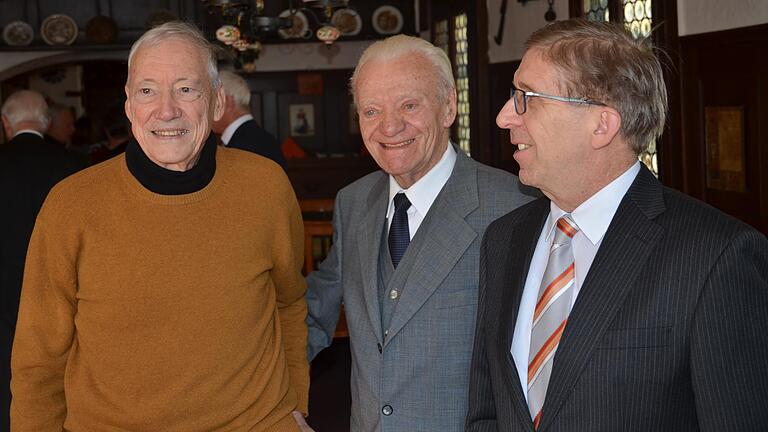 Drei Schulleiter auf einem Foto. In der Mitte der Jubilar Oskar Groß, links sein Nachfolger Manfred Firnkes, rechts Wolfgang Klose, der jetzige Chef des Gymnasiums. Drei Schulleiter auf einem Foto. In der Mitte der Jubilar Oskar Groß, links sein Nachfolger Manfred Firnkes, rechts Wolfgang Klose, der jetzige Chef des Gymnasiums.