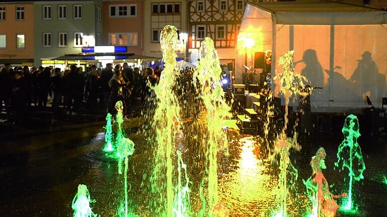 Die 17. Erlebnisnacht lockt: Nach zweijähriger Pause wird am letzten Samstag im Oktober wieder die Nacht der Lichter in Mellrichstadt gefeiert. Die 17. Erlebnisnacht lockt: Nach zweijähriger Pause wird am letzten Samstag im Oktober wieder die Nacht der Lichter in Mellrichstadt gefeiert.