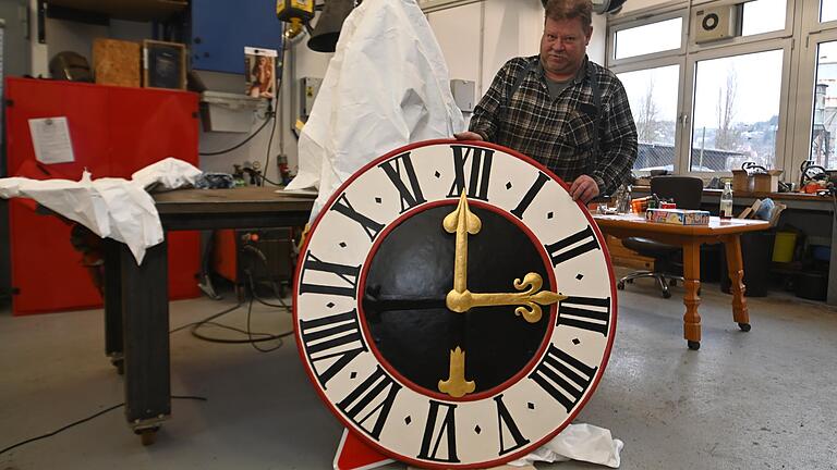 Bauhofmitarbeiter Günther Sieber mit dem restaurierten Zifferblatt der Rathausuhr, das inzwischen wieder an seinen angestammten Platz zurückgekehrt ist. Bauhofmitarbeiter Günther Sieber mit dem restaurierten Zifferblatt der Rathausuhr, das inzwischen wieder an seinen angestammten Platz zurückgekehrt ist. 