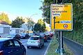 Wer in Schweinfurt mit dem Auto fährt, braucht gute Nerven. Vor allem im Berufsverkehr staut sich an einigen Stellen alles, auch in der Rhönstraße.