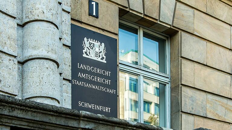 Fünf junge Männer stehen seit Montag vor dem Landgericht Schweinfurt. Ihnen wird unter anderem versuchter Totschlag, gefährliche Körperverletzung und Beleidigung vorgeworfen. Fünf junge Männer stehen seit Montag vor dem Landgericht Schweinfurt. Ihnen wird unter anderem versuchter Totschlag, gefährliche Körperverletzung und Beleidigung vorgeworfen.