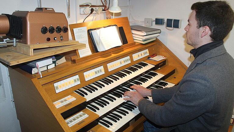 Organist Fabian Lorey spielte in der katholischen Kirche in Rüdenhausen.