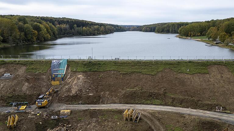 Es wird wieder gebaggert: Nach der großen Sanierungsmaßnahme am Hauptsee wird nun die Sickerwasseranlage am Hauptdamm saniert.       -  Es wird wieder gebaggert: Nach der großen Sanierungsmaßnahme am Hauptsee wird nun die Sickerwasseranlage am Hauptdamm saniert.