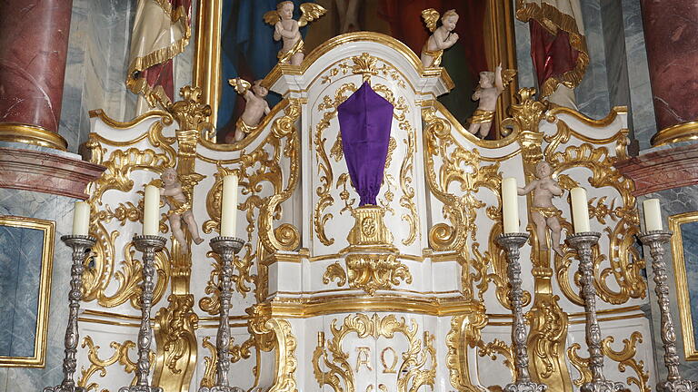 Das Verhüllen des Kreuzes an Karfreitag unterstreicht die Trauer und das Gedenken an den Tod Jesu am Kreuz. - Das Verhüllen des Kreuzes an Karfreitag unterstreicht die Trauer und das Gedenken an den Tod Jesu am Kreuz. Das Verhüllen des Kreuzes an Karfreitag unterstreicht die Trauer und das Gedenken an den Tod Jesu am Kreuz. - Das Verhüllen des Kreuzes an Karfreitag unterstreicht die Trauer und das Gedenken an den Tod Jesu am Kreuz.