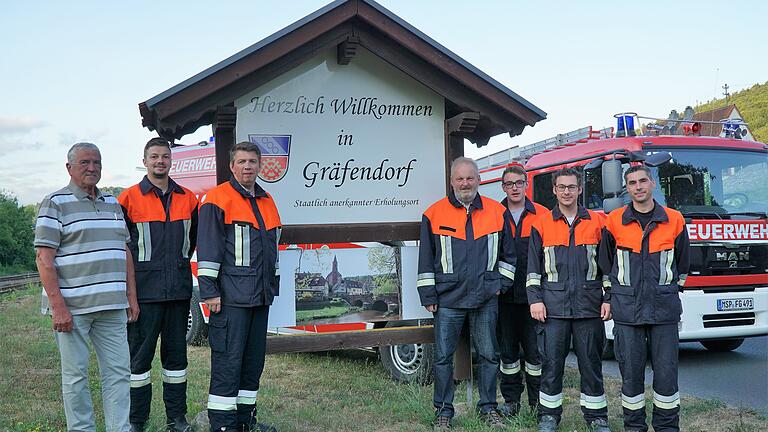 Die Feuerwehrkameraden am erneuerten Ortsschild. Von links: Bürgermeister Alfred Frank, Philipp Wagenpfahl, Kommandant Johannes Wagenpfahl, Winfried Herch, Lukas Steigerwald, Benedikt Steigerwald und Vorsitzender Jan Friedrich. Die Feuerwehrkameraden am erneuerten Ortsschild. Von links: Bürgermeister Alfred Frank, Philipp Wagenpfahl, Kommandant Johannes Wagenpfahl, Winfried Herch, Lukas Steigerwald, Benedikt Steigerwald und Vorsitzender Jan Friedrich.