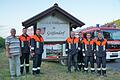 Die Feuerwehrkameraden am erneuerten Ortsschild. Von links: Bürgermeister Alfred Frank, Philipp Wagenpfahl, Kommandant Johannes Wagenpfahl, Winfried Herch, Lukas Steigerwald, Benedikt Steigerwald und Vorsitzender Jan Friedrich.