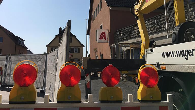 Seit Juli laufen die Abrissarbeiten im Inneren der alten Apotheke in Oberndorf. Wenn man damit fertig ist, werden das Gebäude und auch die Garagen abgerissen. Dort sollen provisorische Parkplätze entstehen. Seit Juli laufen die Abrissarbeiten im Inneren der alten Apotheke in Oberndorf. Wenn man damit fertig ist, werden das Gebäude und auch die Garagen abgerissen. Dort sollen provisorische Parkplätze entstehen.