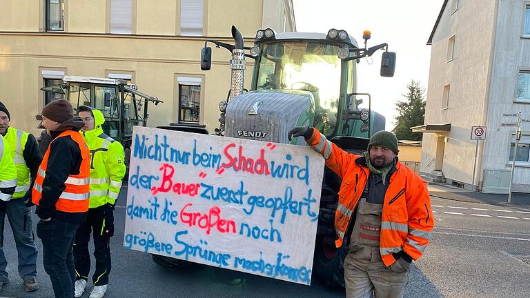 Der Oberndorfer Landwirt Sven May (rechts) vor seinem Traktor, mit dem er während der Bauernprotest-Woche die Oberndorfer Hauptstraße für den Durchgangsverkehr sperrt. Der Oberndorfer Landwirt Sven May (rechts) vor seinem Traktor, mit dem er während der Bauernprotest-Woche die Oberndorfer Hauptstraße für den Durchgangsverkehr sperrt.