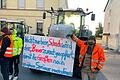 Der Oberndorfer Landwirt Sven May (rechts) vor seinem Traktor, mit dem er während der Bauernprotest-Woche die Oberndorfer Hauptstraße für den Durchgangsverkehr sperrt.