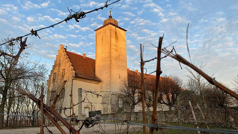 Schloss Hallburg in der Wintersonne, von Weinbergen umgeben. Schloss Hallburg in der Wintersonne, von Weinbergen umgeben. 