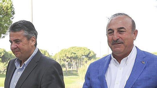 Gabriel trifft türkischen Außenminister in Antalya - Der deutsche Außenminister Sigmar Gabriel (links) genießt die milden Temperaturen in der Türkei bei seinem Treffen mit dem Amtskollegen Mevlüt Cavusoglu. Gabriel trifft türkischen Außenminister in Antalya - Der deutsche Außenminister Sigmar Gabriel (links) genießt die milden Temperaturen in der Türkei bei seinem Treffen mit dem Amtskollegen Mevlüt Cavusoglu.