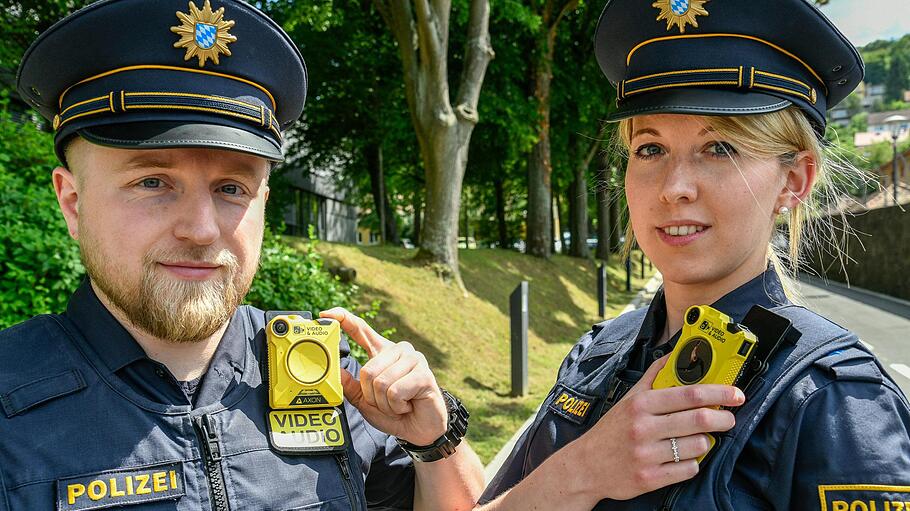 Gut sichtbar tragen unterfränkische Polizisten die signalgelben Bodycams an ihrer Uniform.Thomas Obermeier       -  Gut sichtbar tragen unterfränkische Polizisten die signalgelben Bodycams an ihrer Uniform.Thomas Obermeier