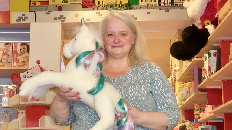 Plüschtiere nur noch als 'Nebensache': Die Würzburger Geschäftsfrau Sabine Wolfinger hat ihr Spielwarengeschäft in einen Baby-Fachmarkt umgewidmet.