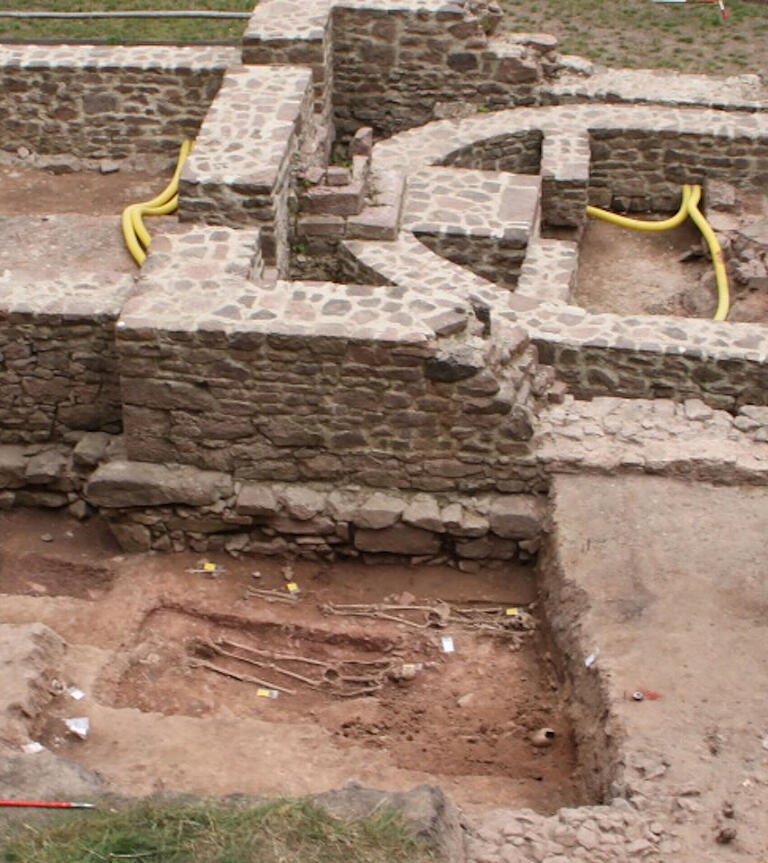 Bei der Ausgrabung 2014/15 fanden sich Steinplatte und Bruchstücke des Altars. Bei der Ausgrabung 2014/15 fanden sich Steinplatte und Bruchstücke des Altars.