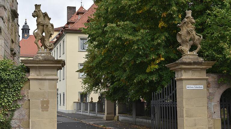 Von der Straße aus sieht man die beiden thronenden Löwen vor dem geöffneten Tor des Schloss Löwenhain in Lebenhan. Hier soll künftig wieder Leben einkehren. Von der Straße aus sieht man die beiden thronenden Löwen vor dem geöffneten Tor des Schloss Löwenhain in Lebenhan. Hier soll künftig wieder Leben einkehren. 