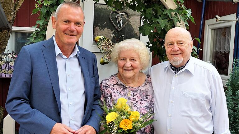 Eleonore und Theodor Völker feierten Goldene Hochzeit. Es gratulierte auch Bürgermeister Thomas Stamm. Eleonore und Theodor Völker feierten Goldene Hochzeit. Es gratulierte auch Bürgermeister Thomas Stamm.