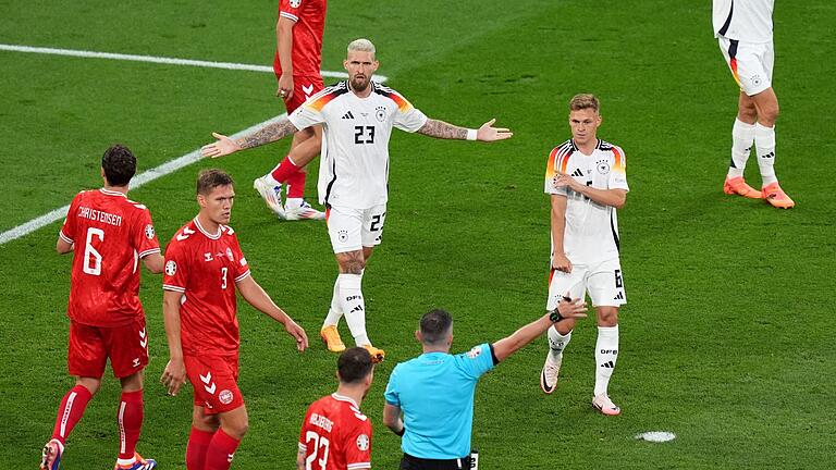 Abgepfiffen       -  Schiedsrichter Michael Oliver sah zuvor ein Foulspiel und ließ die vermeintliche 1:0-Führung nicht zählen.