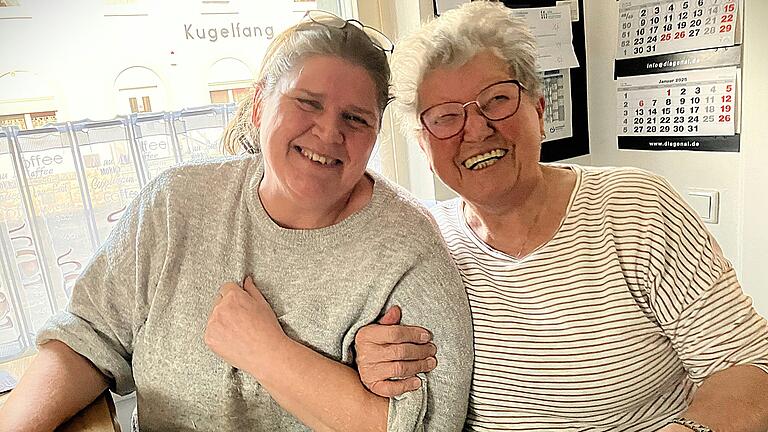 Sie schätzen einander sehr: Palliativ-Krankenschwester Hannelore Brandt (links) und Rentnerin Hildegard Sauer. Sie schätzen einander sehr: Palliativ-Krankenschwester Hannelore Brandt (links) und Rentnerin Hildegard Sauer.