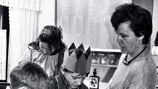 Passt alles? Die Drei Könige um 1990 bei der Kleideranprobe.