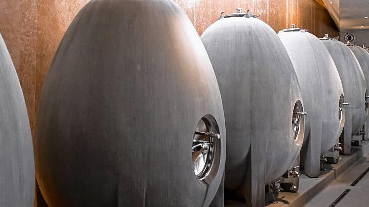 Neuer Weinkeller am Stein - Runde Sache: Sieben große Beton-Eier stehen für das Reifen der Weine im Steinkeller vor einer mit Kupfer beschlagenen Wand, an der Wasser herunter rieselt. Ein Fenster darüber öffnet den Blick in den Himmel. Neuer Weinkeller am Stein - Runde Sache: Sieben große Beton-Eier stehen für das Reifen der Weine im Steinkeller vor einer mit Kupfer beschlagenen Wand, an der Wasser herunter rieselt. Ein Fenster darüber öffnet den Blick in den Himmel.