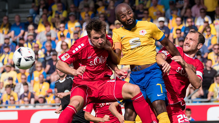 Eintracht Braunschweig - Würzburger Kickers       -  Fußball: 2. Bundesliga, 1. Spieltag: Eintracht Braunschweig - Würzburger Kickers am 07.08.2016 im Eintracht Stadion in Braunschweig (Niedersachsen). Braunschweigs Domi Kumbela (M) und Würzburgs Peter Kurzweg (l) und Sebastian Neumann (r) kämpfen um den Ball. Foto: Peter Steffen/dpa (Wichtiger Hinweis: Aufgrund der Akkreditierungsbestimmungen der DFL ist die Publikation und Weiterverwertung im Internet und in Online-Medien während des Spiels auf insgesamt fünfzehn Bilder pro Spiel begrenzt.) +++(c) dpa - Bildfunk+++ | Verwendung weltweit