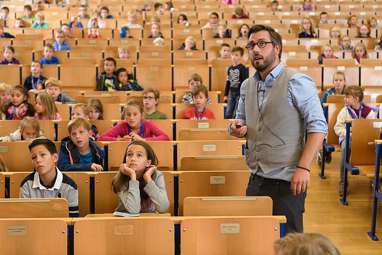 So voll ist beispielsweise das Audimax der Universität Würzburg, wenn Professor Gero Nischik im Rahmen der Kinderuni über die Geographie von morgen spricht.