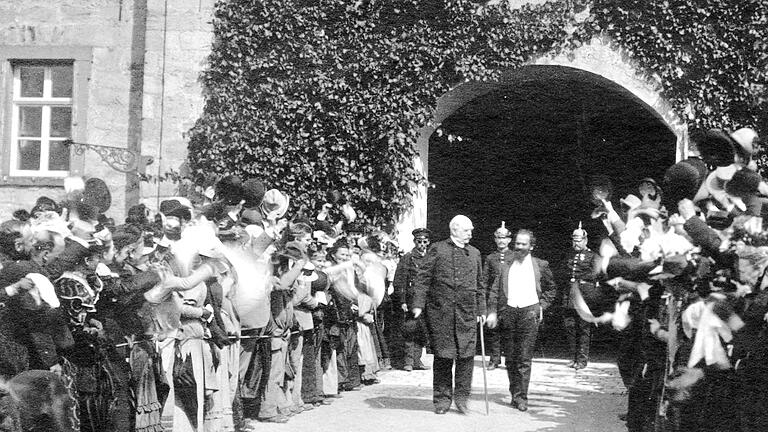 Reichskanzler Otto von Bismarck war zur Kur in Bad Kissingen. Das Foto zeigt ihn vor seinem Domizil in der Oberen Saline. Ein Grund für den Aufschwung der Kuren war seinerzeit, dass er eine Sozialgesetzgebung und Krankenkassen einführte.