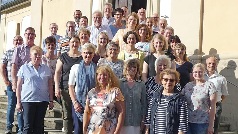 Nur selten treten die beiden Chöre des Gesangvereins Grettstadt gemeinsam auf wie bei der Veranstaltung 'Sich erinnern - zur Ruhe kommen' in der Pfarrkirche in Grettstadt. Nur selten treten die beiden Chöre des Gesangvereins Grettstadt gemeinsam auf wie bei der Veranstaltung 'Sich erinnern - zur Ruhe kommen' in der Pfarrkirche in Grettstadt.