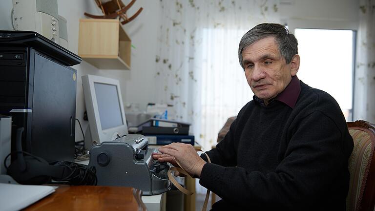Auf seiner Schreibmaschine tippt Michael Lieb oft stundenlang Noten in Brailleschrift ab. Der 64-Jährige wohnt im Bischof-Scheele-Haus und ist leidenschaftlicher Chorsänger. Auf seiner Schreibmaschine tippt Michael Lieb oft stundenlang Noten in Brailleschrift ab. Der 64-Jährige wohnt im Bischof-Scheele-Haus und ist leidenschaftlicher Chorsänger.