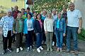 Zu diesem Klassentreffen der Jahrgänge 1949/50 und 1950/51 sowie 1951/52 beim DJK-Backhausfest in Oberfladungen hatte Gerhard Bach eingeladen. Einige ehemalige Schülerinnen/Schüler fanden sich bei herrlichem Wetter, bei Zwiebelploatz und Schweinshaxen, am Backhausplatz ein. Auch der ehemalige Junglehrer, Ekbert Warmuth, war mit dabei und musste feststellen, wie sich doch mancher seiner Schüler/-innen verändert hatte. In seiner Laudatio ging Gerhard Bach auch darauf ein, dass der Lehrer eine 'Schülerkette' machen ließ, um die Brennholzscheite einzuräumen. Es wurde viel erzählt, gesungen und gelacht. Man war sich einig, im nächsten Jahr das Backhausfest wieder als Plattform fürs Klassentreffen zu nutzen.