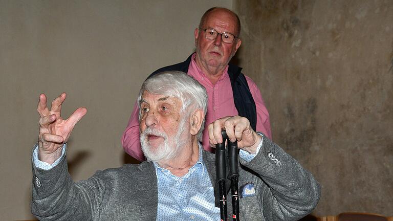 Aus dem Nähkästchen der AVO-Geschichte plauderten bei der Jubiläumsfeier der langjährige Vorsitzende Peter Wesselowsky (vorne) und der frühere Geschäftsleiter Wolfgang Haaf. Aus dem Nähkästchen der AVO-Geschichte plauderten bei der Jubiläumsfeier der langjährige Vorsitzende Peter Wesselowsky (vorne) und der frühere Geschäftsleiter Wolfgang Haaf. 