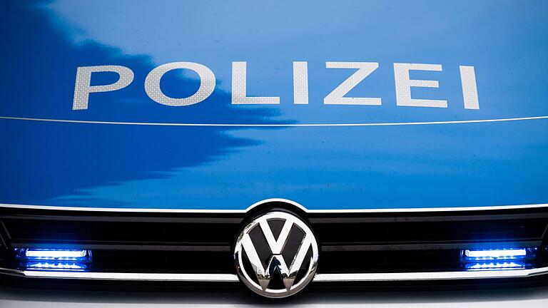 Polizei Blaulicht       -  Polizisten haben im Haus eines Patienten in Allgäu Weltkriegsmunition gefunden. (Symbolbild)