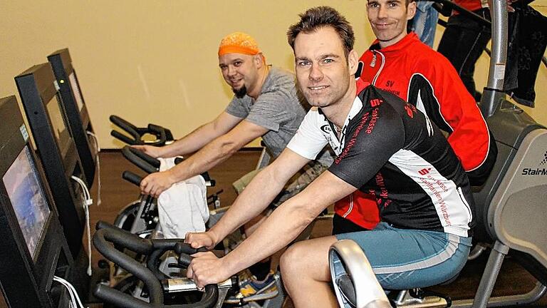 Spaß beim „Trockentraining“ im Fitness-Studio: Goldmedaillengewinner Stefan Weidner (vorne) mit Teamkamerad Ulrich Körber und Trainer Michael Grüb. Spaß beim „Trockentraining“ im Fitness-Studio: Goldmedaillengewinner Stefan Weidner (vorne) mit Teamkamerad Ulrich Körber und Trainer Michael Grüb.
