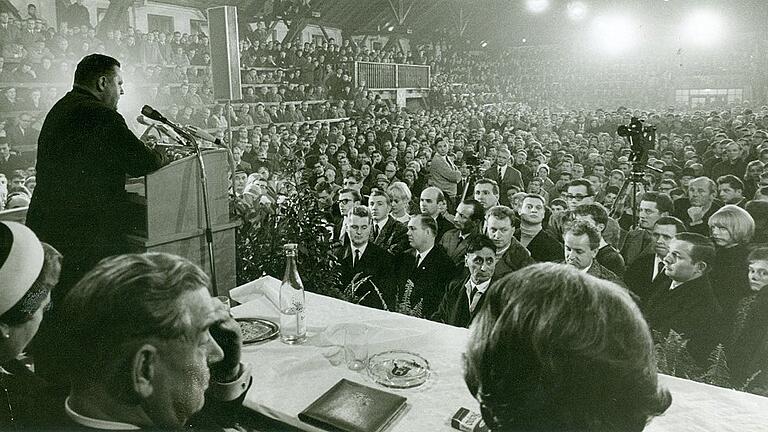 Großkundgebung der CSU im November 1966 in der Frankenhalle, bei der Franz Josef Strauß (am Rednerpult) und Ministerpräsident Goppel (links) sprachen. Archivfoto: Röder Großkundgebung der CSU im November 1966 in der Frankenhalle, bei der Franz Josef Strauß (am Rednerpult) und Ministerpräsident Goppel (links) sprachen. Archivfoto: Röder