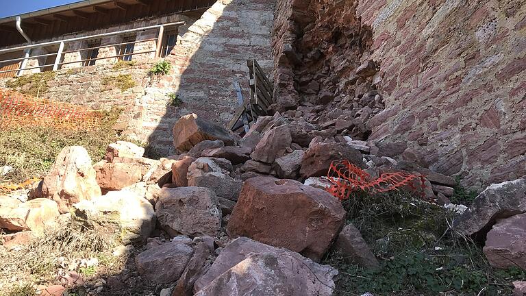 Ein Stück der Stadtmauer unterhalb der Scherenburg in Gemünden ist eingestürzt Ein Stück der Stadtmauer unterhalb der Scherenburg in Gemünden ist eingestürzt