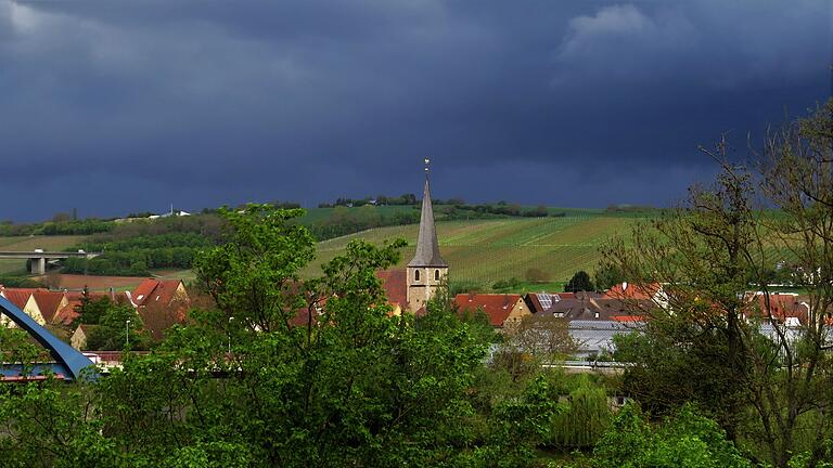 Kühl und verregnet war der Mai. Der dunkle Himmel kündigte Regen über Segnitz an. Kühl und verregnet war der Mai. Der dunkle Himmel kündigte Regen über Segnitz an.