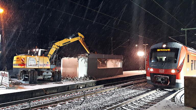 Leise rieselt der Schnee: Zum ersten Mal in diesem Winter in der Nacht zum Dienstag. Was hier, bei den Bauarbeiten, die den Haßfurter Bahnhof barrierefrei machen sollen, lediglich unangenehm ist, wird auf den Straßen zur Gefahr. Leise rieselt der Schnee: Zum ersten Mal in diesem Winter in der Nacht zum Dienstag. Was hier, bei den Bauarbeiten, die den Haßfurter Bahnhof barrierefrei machen sollen, lediglich unangenehm ist, wird auf den Straßen zur Gefahr.