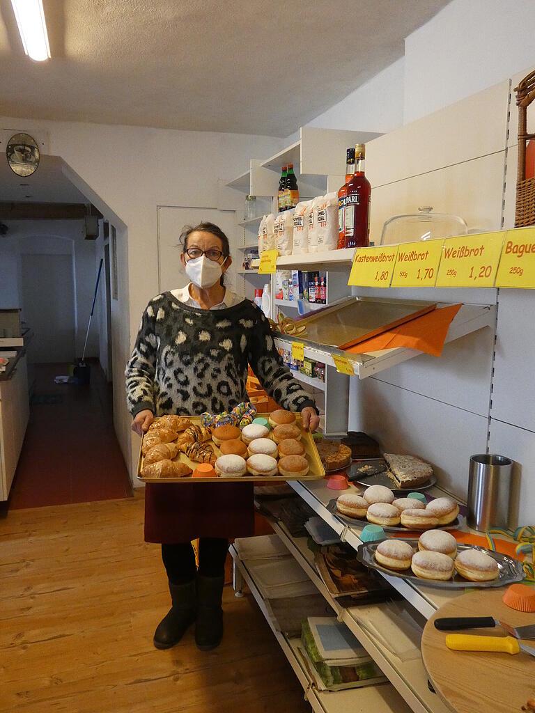 Dagmar Eller sorgt durch Telefonate dafür, dass die Senioren nicht auf einmal in die Obereuerheimer Bäckerei kommen und Wartezeiten in Kauf nehmen müssen. Dagmar Eller sorgt durch Telefonate dafür, dass die Senioren nicht auf einmal in die Obereuerheimer Bäckerei kommen und Wartezeiten in Kauf nehmen müssen.