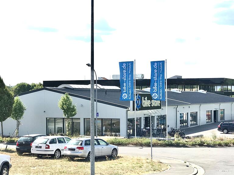 Mit rund 300 Quadratmetern Verkaufsfläche ist der Bike-Store im Gewerbepark Ost schon jetzt das größte Fahrradgeschäft Haßfurts. Und in naher Zukunft wird der Laden doppelt so groß sein. Mit rund 300 Quadratmetern Verkaufsfläche ist der Bike-Store im Gewerbepark Ost schon jetzt das größte Fahrradgeschäft Haßfurts. Und in naher Zukunft wird der Laden doppelt so groß sein. 