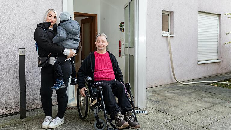 Die Solidarität der Mieterinnen und Mieter im Wohnblock in Würzburg-Grombühl ist groß, das Vertrauen in die Dawonia kaum vorhanden. Im Bild Elif Kraus und Karl-Heinz Klein. Die Solidarität der Mieterinnen und Mieter im Wohnblock in Würzburg-Grombühl ist groß, das Vertrauen in die Dawonia kaum vorhanden. Im Bild Elif Kraus und Karl-Heinz Klein.