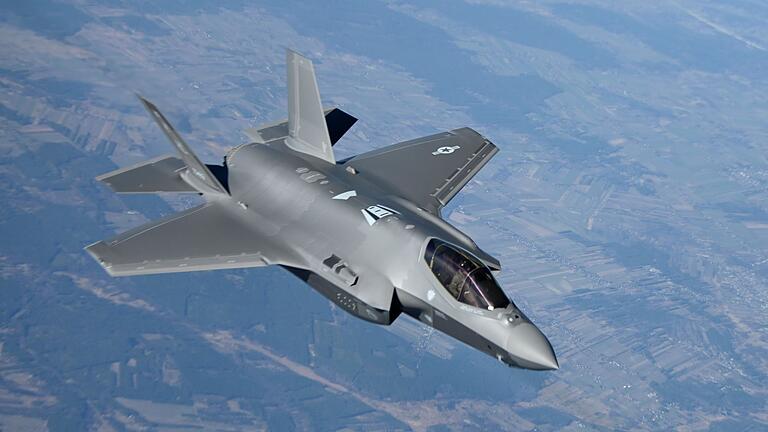 F-35-Tarnkappenjet       -  Ein F-35-Jet über Polen. Deutschland will nun 35 der Kampfflugzeuge einkaufen.